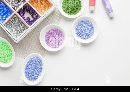 vista dall'alto di bead working essentials con spazio di copia Foto Stock