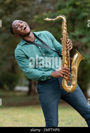 giovane uomo che suona strumento internazionale jazz day 1 Foto Stock