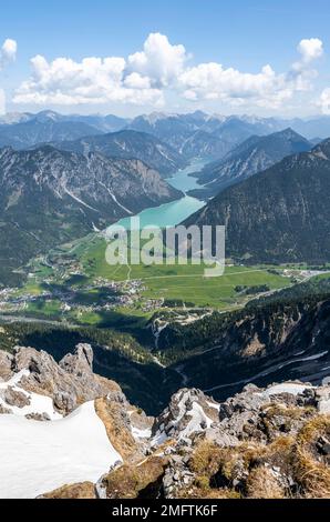 Vista da Thaneller di Plansee e Alpi Lechtal orientali, Tirolo, Austria Foto Stock