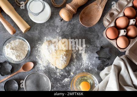 vista dall'alto sul bancone dell'impasto con uova di farina Foto Stock