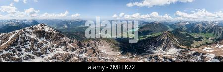 Panorama alpino, vista da Thaneller a Plansee e Alpi Lechtal orientali, Tirolo, Austria Foto Stock