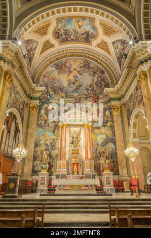 VALENCIA, SPAGNA - 17 FEBBRAIO 2022: Il presbiterio della chiesa Iglesia del Santo Angel Custodio con gli affreschi di Raffael Cardells del 20. cent. Foto Stock