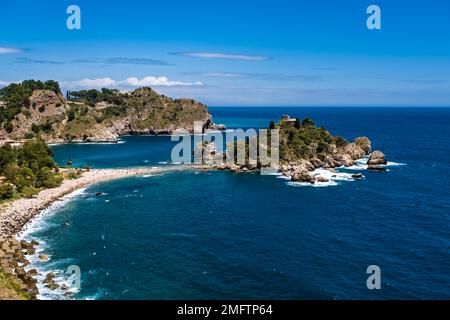 Isola Bella è una piccola isola al largo della costa della meta turistica di Taormina, oggi trasformata in una riserva naturale. Foto Stock