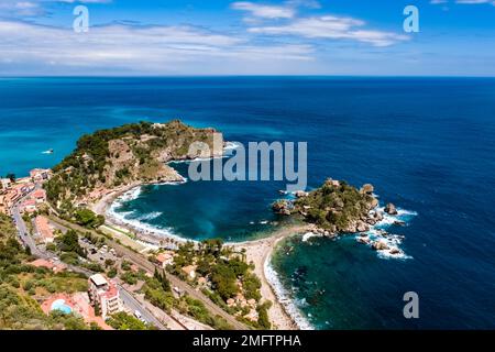 Veduta aerea di Isola Bella, una piccola isola al largo della costa della meta turistica di Taormina, ora trasformata in una riserva naturale. Foto Stock