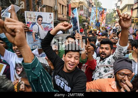 Kolkata, India. 25th Jan, 2023. I fan dell'attore Bollywood Shah Rukh Khan si rallegrano per la pubblicazione del film in lingua Shah Rukh Khan-starrer Hindi ''Pathaan'', in vista della sua prima proiezione del secondo giorno, all'esterno di una sala cinematografica a Kolkata il 25 gennaio 2023. (Foto di Sankhadeep Banerjee/NurPhoto)0 Credit: NurPhoto SRL/Alamy Live News Foto Stock