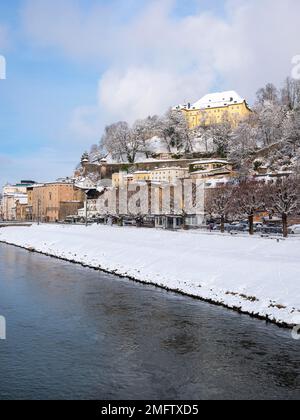 Salisburgo in inverno, cielo blu, Moenchsberg, Salisburgo, Austria Foto Stock
