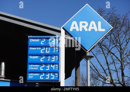 Hannover, Germania - 8 marzo 2022 : stazione di servizio ARAL in Germania che mostra i prezzi del gasolio e della benzina super ad un livello record Foto Stock