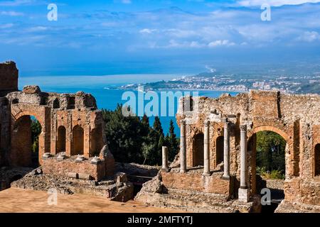 Particolare dell'antico teatro, il Teatro antico, un antico teatro greco, una delle principali attrazioni turistiche di Taormina. Foto Stock