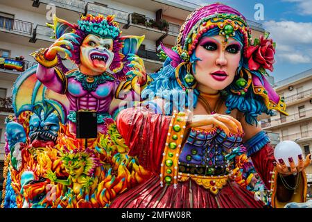 Carnevale di Schoenster in Sicilia, sfilata di carri allegorici e fioriti, Acireale, Sicilia, Acireale, Sicilia, Italia Foto Stock