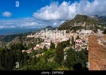 Veduta aerea della città di Taormina dall'antico teatro, il Teatro antico, un antico teatro greco. Foto Stock