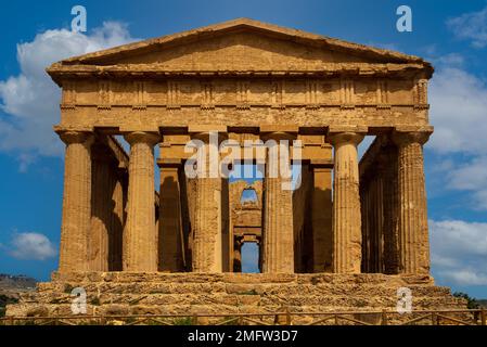 Tempio della Concordia, 425 a.C., uno dei templi meglio conservati, Valle dei Templi, Agrigento, Sicilia, Agrigento, Sicilia, Italia Foto Stock