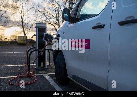 Salford Greater Manchester UK 2023 veicolo elettrico del Salford council caricato al punto di ricarica con un cavo collegato al veicolo Foto Stock