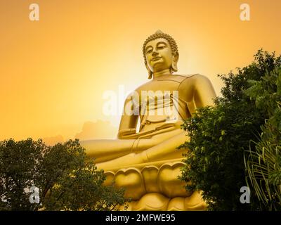 Golden Big Buddha o Wat Paknam Bhasicharoen al tramonto. . Si trova sulle rive del fiume Chao Phraya. È una delle destinazioni di viaggio più importanti Foto Stock