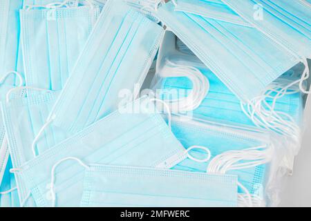 mascherine chirurgiche carta da parati in vista dall'alto su sfondo piatto blu Foto Stock