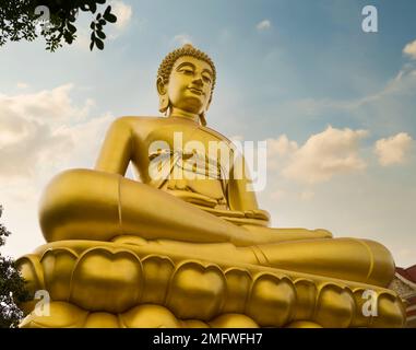 Golden Big Buddha o Wat Paknam Bhasicharoen. Si trova sulle rive del fiume Chao Phraya. È una delle destinazioni di viaggio più importanti Foto Stock