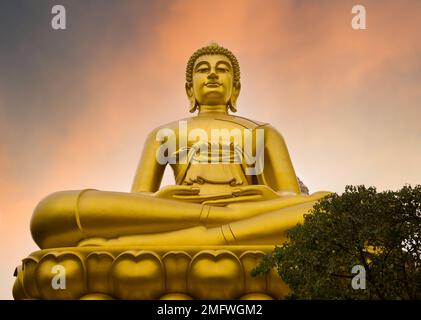 Golden Big Buddha o Wat Paknam Bhasicharoen al tramonto. . Si trova sulle rive del fiume Chao Phraya. È una delle destinazioni di viaggio più importanti Foto Stock