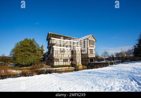 Little Moreton Hall una casa padronale Tudor di proprietà del National Trust vicino a Congleton Cheshire nella neve d'inverno, come visto dal Cheshire sud modo Foto Stock