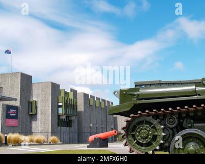 Waiouru Nuova Zelanda - Settembre 29 2010; Tank e cannone rosa all'esterno del National Army Museum, Waiouru, New Zealand War Memorial Museum, all'esterno e al grou Foto Stock