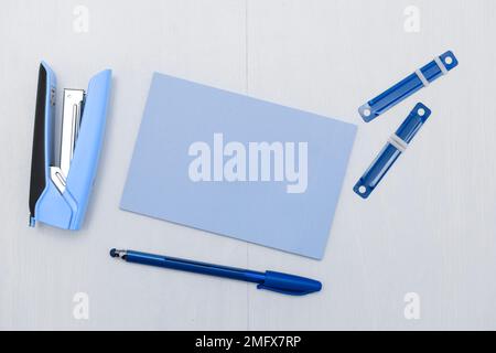 Immagine con forniture scolastiche, adesivi, notebook messaggio importante Foto Stock