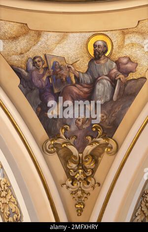 VALENCIA, SPAGNA - FEBBRAIO 17, 2022: L'affresco di San Luca l'evangelista dalla cupola della chiesa Iglesia de San Valero y San Vicente Martir Foto Stock