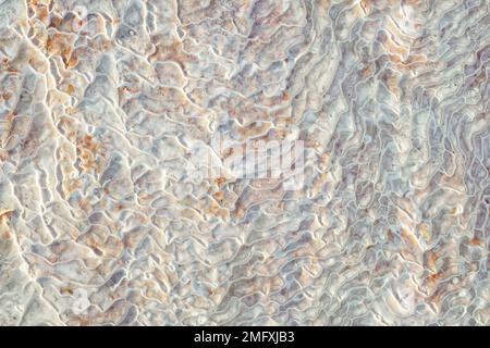 Consistenza dei depositi di calce sulle colline calcaree delle sorgenti termali di Pamukkale in Turchia Foto Stock