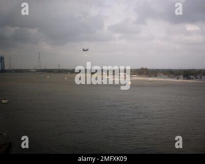 Velivoli - Sand Baggers - 26-HK-57-18. Lontano colpo di elicottero Chinook che vola con sacco di sabbia vicino al lungomare. Uragano Katrina Foto Stock