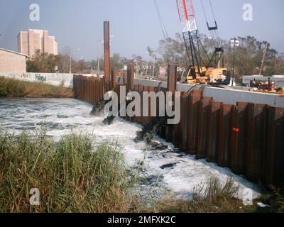 Conseguenze - varie - 26-HK-46-48. livee o zona di pompaggio con attrezzatura di costruzione. Uragano Katrina Foto Stock