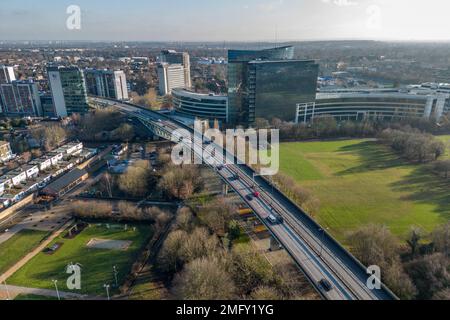 Veduta aerea dell'autostrada M4 a Brentford, West London, UK guardando ad est dal Boston Manor Park verso il centro di Londra. Foto Stock