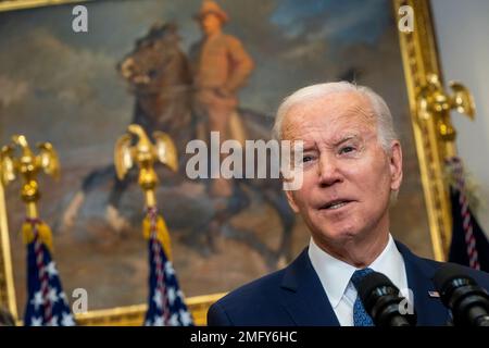 Il presidente DEGLI STATI UNITI Joe Biden annuncia il trasferimento di M1 carri armati Abrams in Ucraina durante le osservazioni sul sostegno continuato degli Stati Uniti all'Ucraina nella sala Roosevelt della Casa Bianca a Washington, DC, USA, 25 gennaio 2023. Il piano invierà 31 carri armati statunitensi in Ucraina per unirsi alle truppe ucraine sul campo di battaglia.Credit: Shawn Thew/Pool tramite CNP /MediaPunch Foto Stock