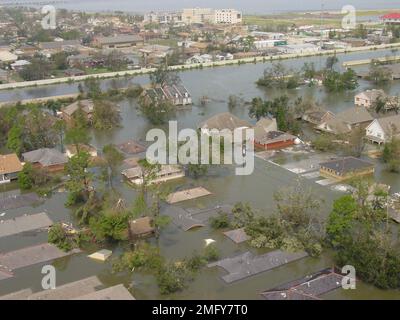 Aftermath - Aerial - 26-HK-330-1. 17th St Breccia di canale. Uragano Katrina Foto Stock