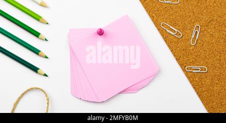 Immagine con forniture scolastiche, adesivi, notebook messaggio importante Foto Stock
