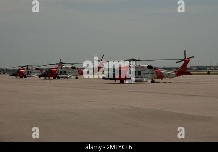 Aeromobili - HH-60 Jayhawk - 26-HK-53-66. HH-60s sulla rampa---050830. Uragano Katrina Foto Stock