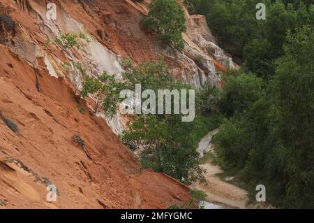 Terreno argilloso bruno e rossastro sulle rive del fiume delle fate attrazione turistica principale a Mui NE, provincia di Phan Thiet, Vietnam Foto Stock