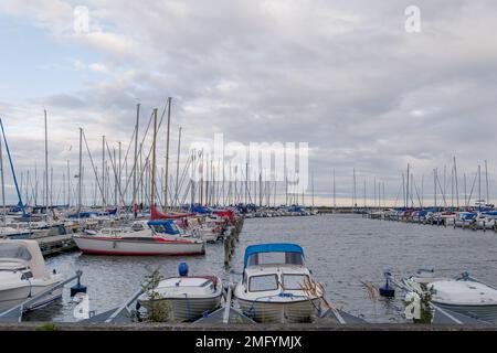 Copenaghen, Danimarca - Ottobre 2019: Paesaggi all'aperto intorno al porto turistico di Kastrup Havn e molte barche al molo del porto. Foto Stock