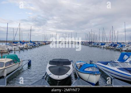 Copenaghen, Danimarca - Ottobre 2019: Paesaggi all'aperto intorno al porto turistico di Kastrup Havn e molte barche al molo del porto. Foto Stock