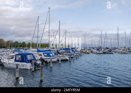 Copenaghen, Danimarca - Ottobre 2019: Paesaggi all'aperto intorno al porto turistico di Kastrup Havn e molte barche al molo del porto. Foto Stock