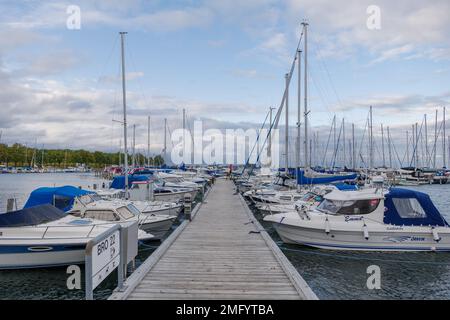 Copenaghen, Danimarca - Ottobre 2019: Paesaggi all'aperto intorno al porto turistico di Kastrup Havn e molte barche al molo del porto. Foto Stock