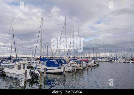 Copenaghen, Danimarca - Ottobre 2019: Paesaggi all'aperto intorno al porto turistico di Kastrup Havn e molte barche al molo del porto. Foto Stock