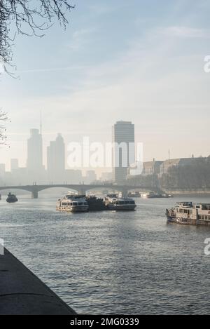 Vista invernale dall'Albert Embankment verso Lambeth Bridge e Vauxhall in una giornata di nebbia Foto Stock