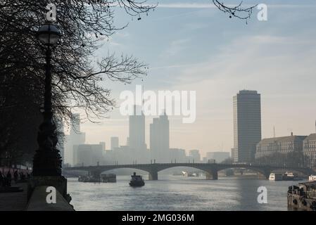 Vista invernale dall'Albert Embankment verso Lambeth Bridge e Vauxhall in una giornata di nebbia Foto Stock