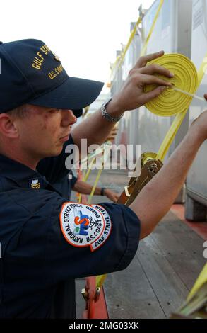 Personale della guardia costiera - forniture - 26-HK-84-159. Uragano Katrina Foto Stock