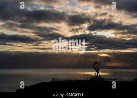 Mageroya, Norvegia - 06 27 2009: Monumento iconico di un globo d'acciaio segna il punto più a nord raggiungibile in auto sull'isola di Magaroya al n. artico Foto Stock