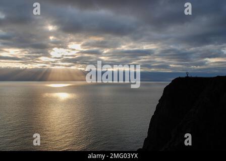 Mageroya, Norvegia - 06 27 2009: Monumento iconico di un globo d'acciaio segna il punto più a nord raggiungibile in auto sull'isola di Magaroya al n. artico Foto Stock