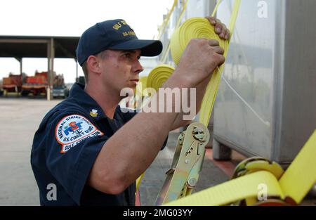 Personale della guardia costiera - forniture - 26-HK-84-163. Uragano Katrina Foto Stock