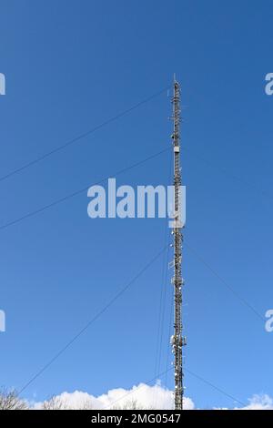 Swindon, Inghilterra - Aoril 2022: Trasittori e attennae per comunicazioni di telefonia mobile collegate ad un palo televisivo Foto Stock