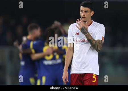 Verona, Italia, 31st ottobre 2022. Roger Ibanez di AS Roma reagisce come Pawel Dawidowicz di Hellas Verona festeggia con i compagni di squadra dopo aver segnato per dare al fianco un vantaggio di 1-0 durante la Serie Una partita allo Stadio Marcantonio Bentegodi, a Verona. L'immagine di credito dovrebbe essere: Jonathan Moskrop / Sportimage Foto Stock