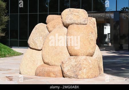 COSTA MESA, CALIFORNIA - 24 GEN 2023: Lo spirito del fagiolo di Lima al Giardino di Noguchi, che simboleggia l'uso della terra precedente della zona. Foto Stock