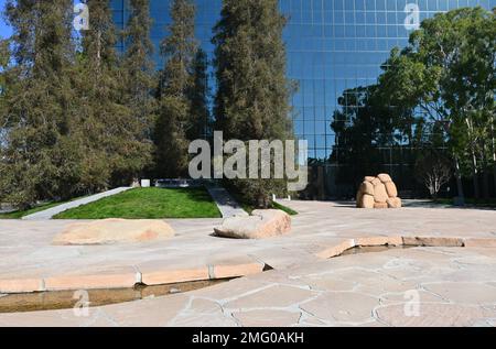 COSTA MESA, CALIFORNIA - 24 GEN 2023: Il Giardino di Noguchi, la passeggiata nella foresta e lo Spirito del fagiolo di Lima. Foto Stock
