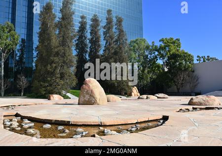 COSTA MESA, CALIFORNIA - 24 GEN 2023: Il Giardino di Noguchi, un giardino di scultura compatto e minimalista inteso come una rappresentazione dello stato della California Foto Stock