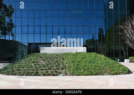 COSTA MESA, CALIFORNIA - 24 GENNAIO 2023: Il Giardino Noguchi, uso del territorio, un naglio sormontato da una lastra di granito Sierra White. Foto Stock
